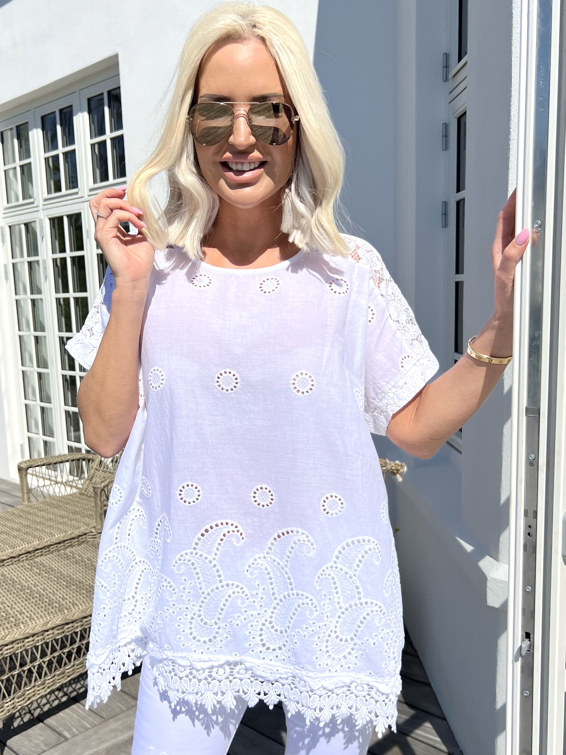 Inna - Sød top med blonder og broderi anglaise